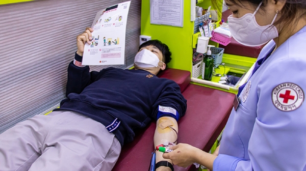 한국콜마 임직원들이 ‘사랑의 헌혈 캠페인’에 동참하고 있다. 사진=한국콜마