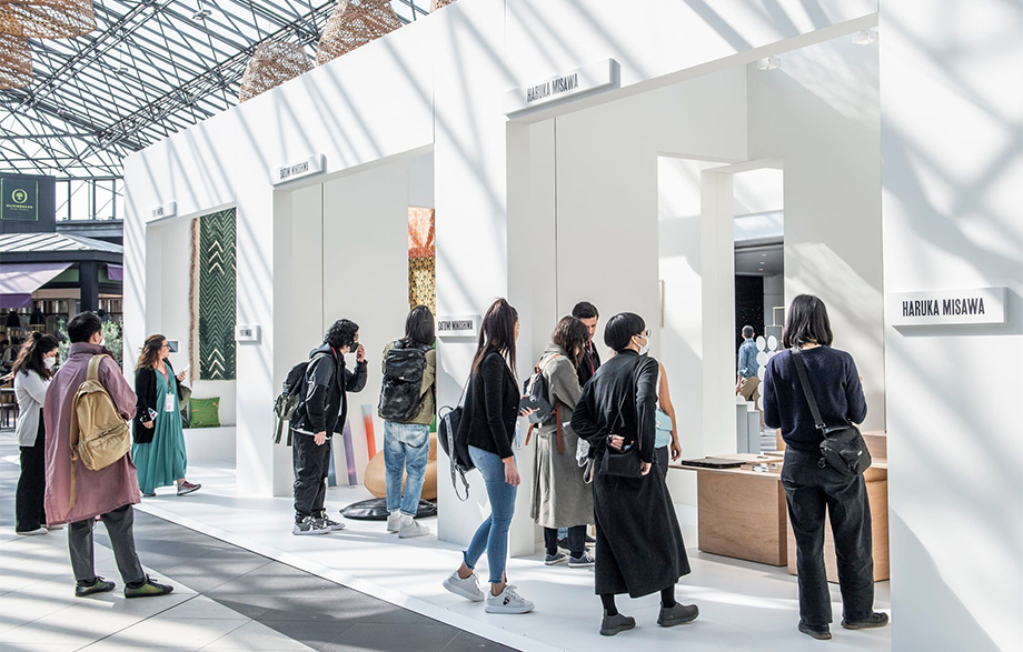 2022년 3월 ‘파리 메종 오브제 박람회’의 부스에서 참관객들이 전시품을 보고 있는 모습. 사진=마이페어.